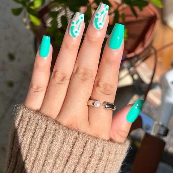 Fake nails - Picture 1 of 2